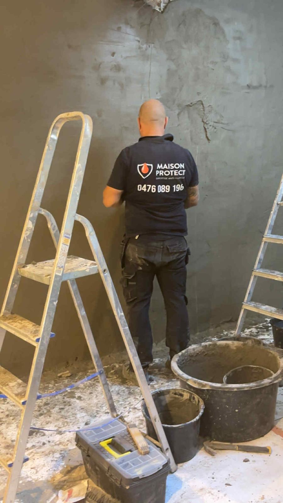 Ouvrier Maison Protect réalisant un traitement contre l'humidité à Bruxelles-Ville