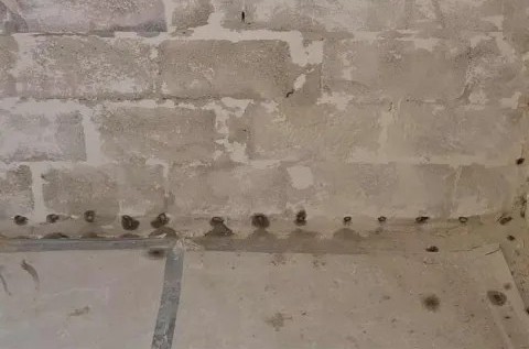 Injection dans un mur pour traiter l'humidité ascensionnelle