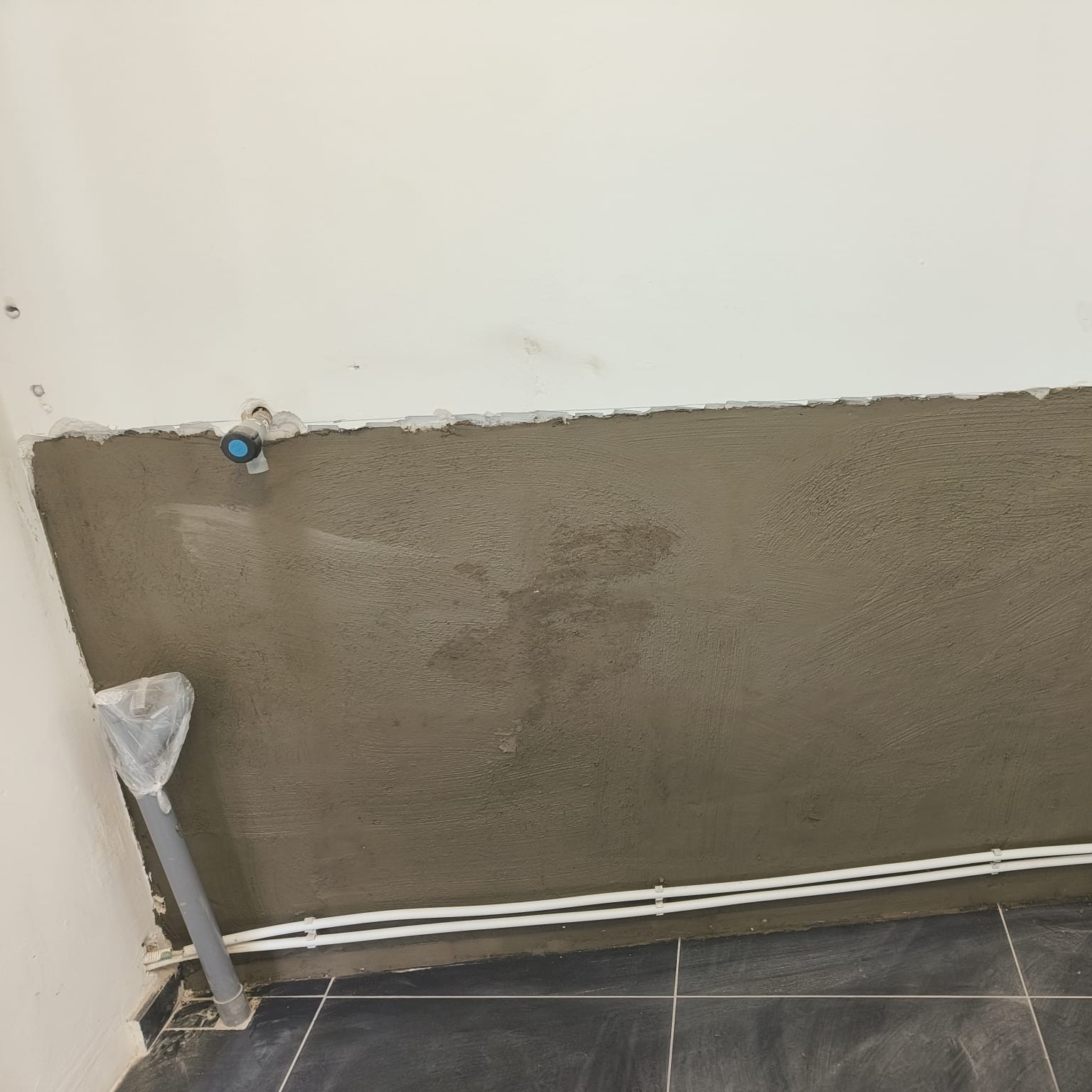 Membrane anti-salpêtre appliquée sur un mur
