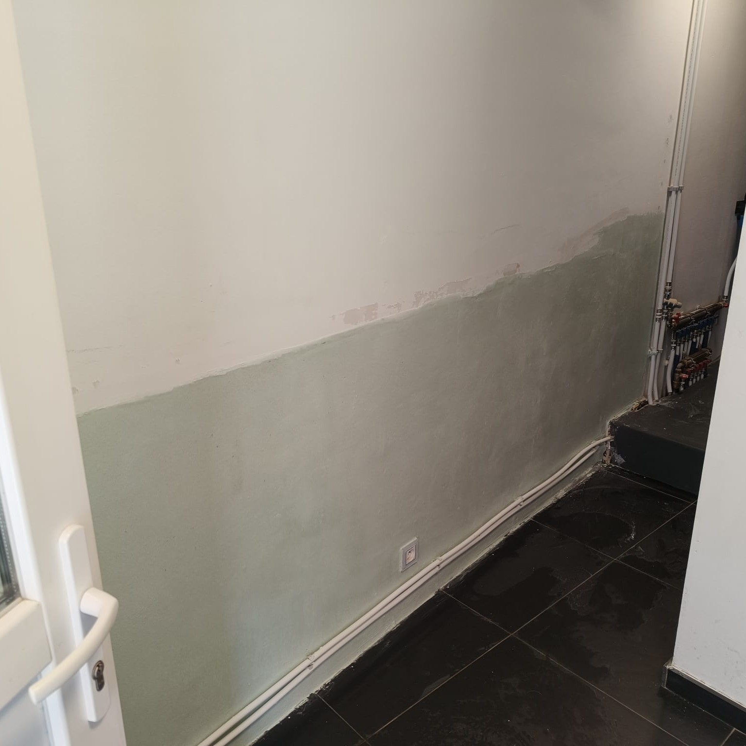 Mur replafonné après traitement contre l'humidité