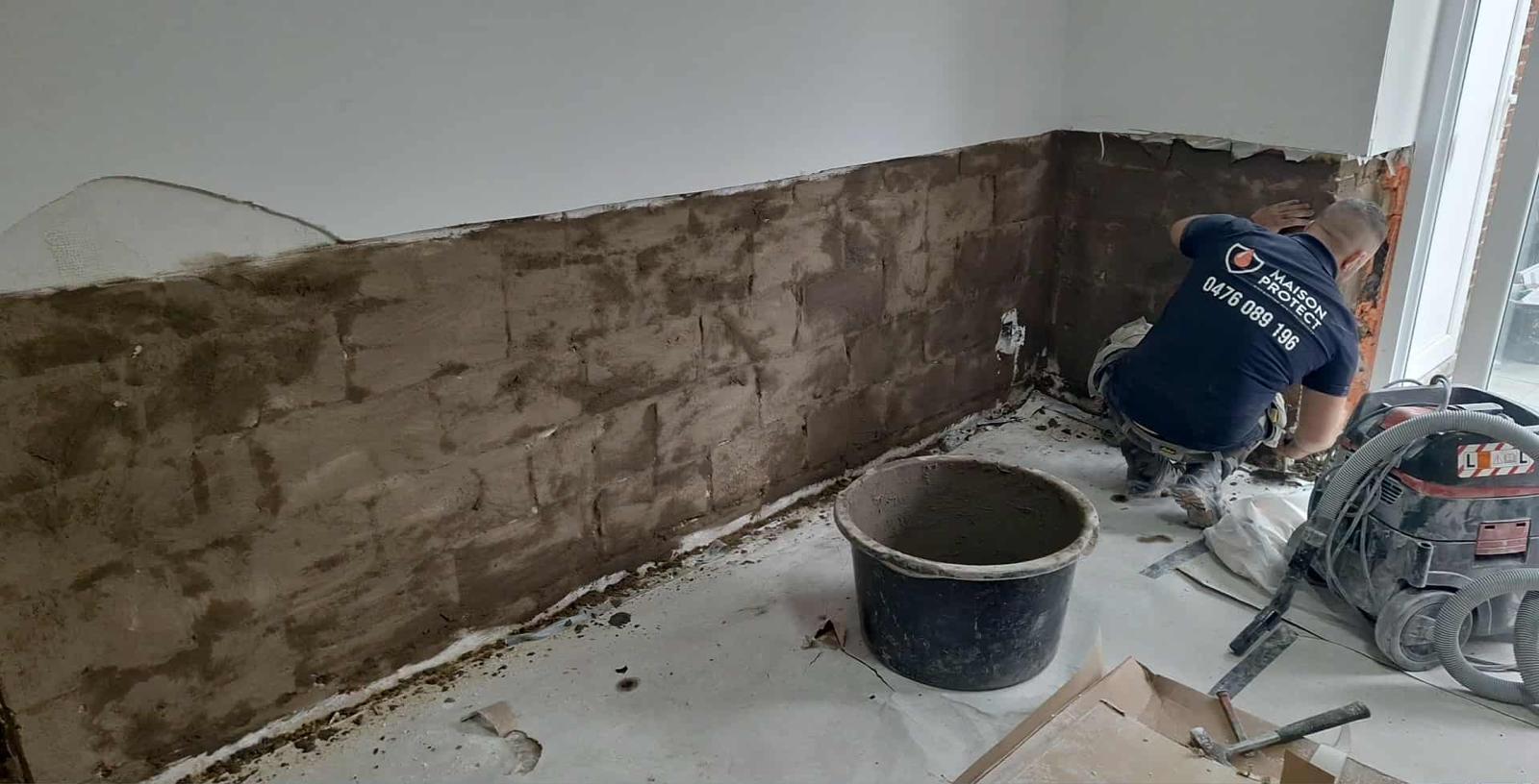 Spécialiste Maison Protect diagnostiquant un problème d'humidité à Bruxelles-Ville